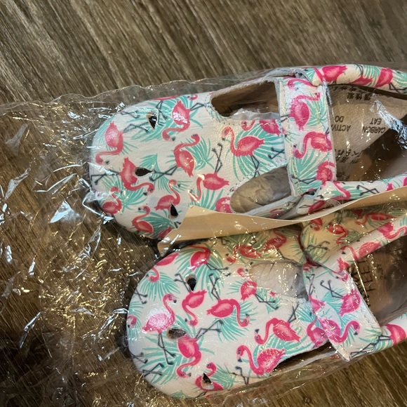 Flamingo moccasins by monkey feet - Picture 3 of 4